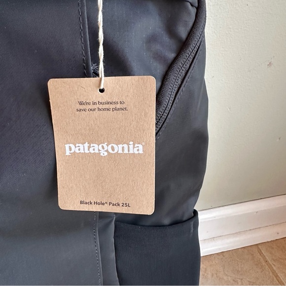 Patagonia Black Hole Pack 25L backpack - Matte Black *Logo* - Picture 4 of 5
